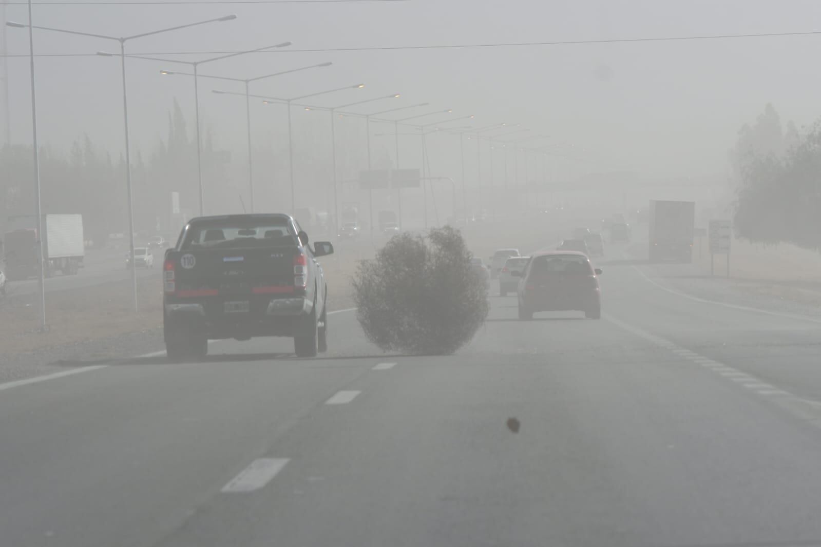 Las fuertes ráfagas de viento zonda en casi toda la provincia. Foto: Ignacio Blanco / Los Andes