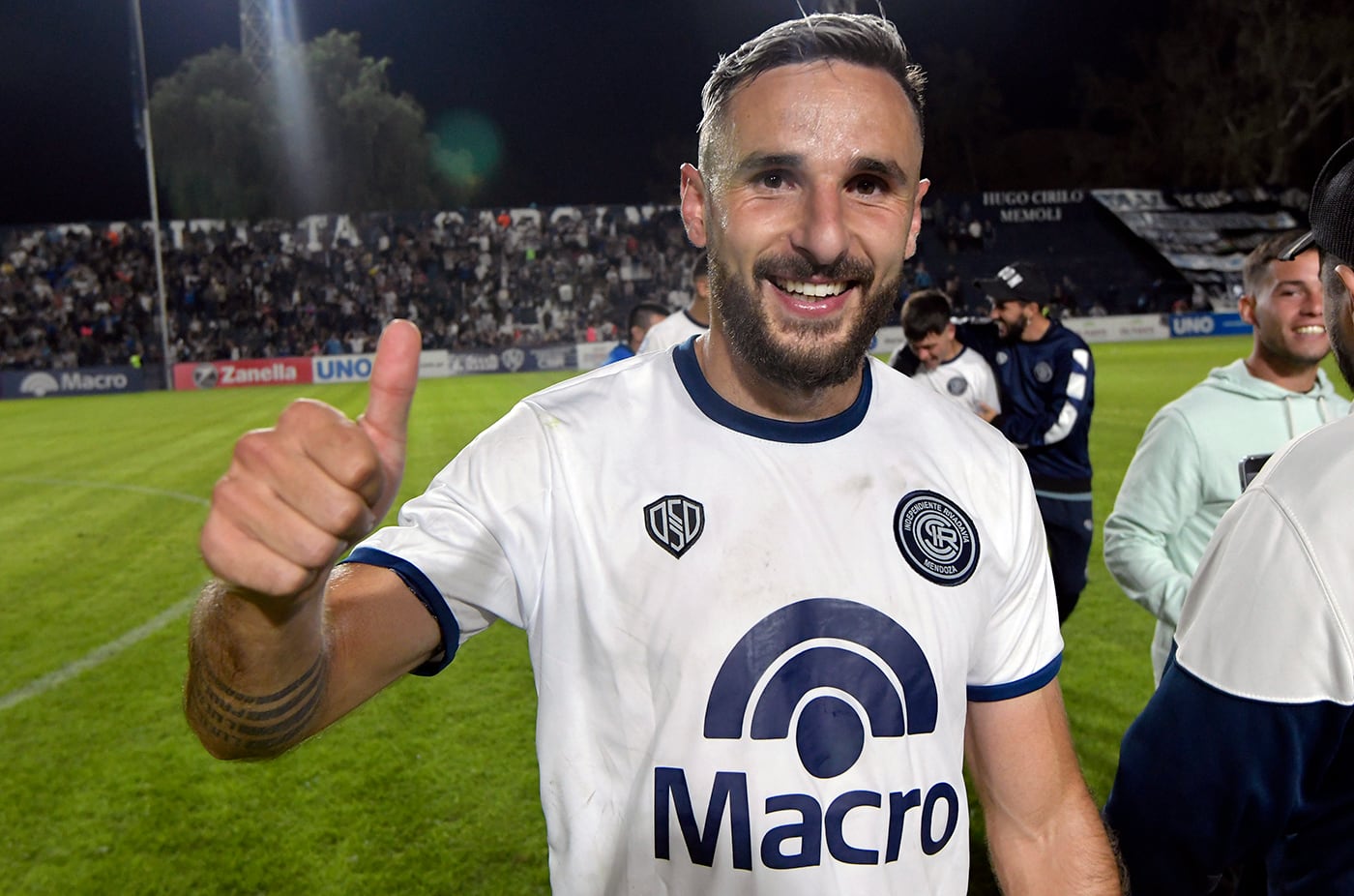 Juan Manuel Elordi agradece a la gente de la Lepra, tras haber sido autor de gol frente a Quilmes, tras uno de los encuentros por la Primera Nacional en el Estadio Juan Bautista Gargantini.

Foto: Orlando Pelichotti