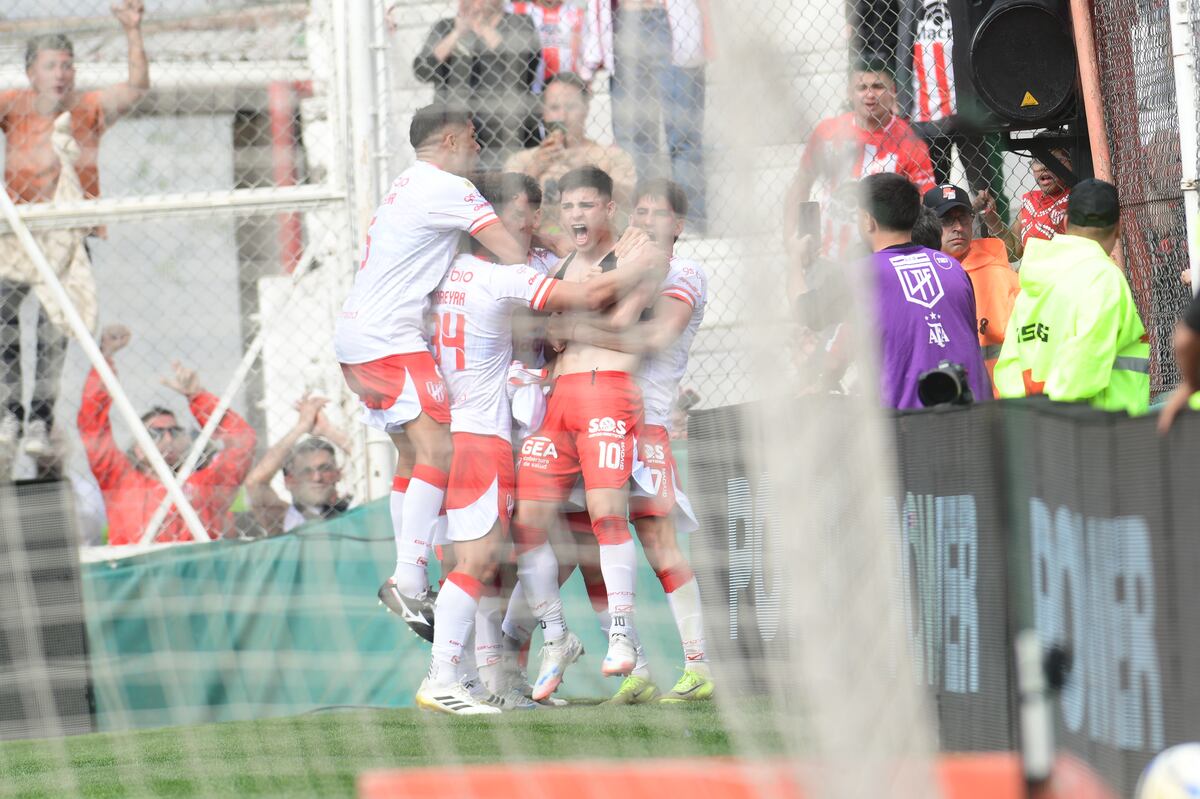 Instituto se sacó la mufa y le ganó a Argentinos Juniors con dos penales polémicos