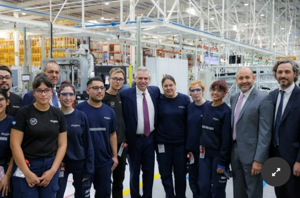 El acto en la planta de Whirlpool en Pilar, en donde estuvo Alberti Fernández, Santiago Cafiero y Daniel Scioli.