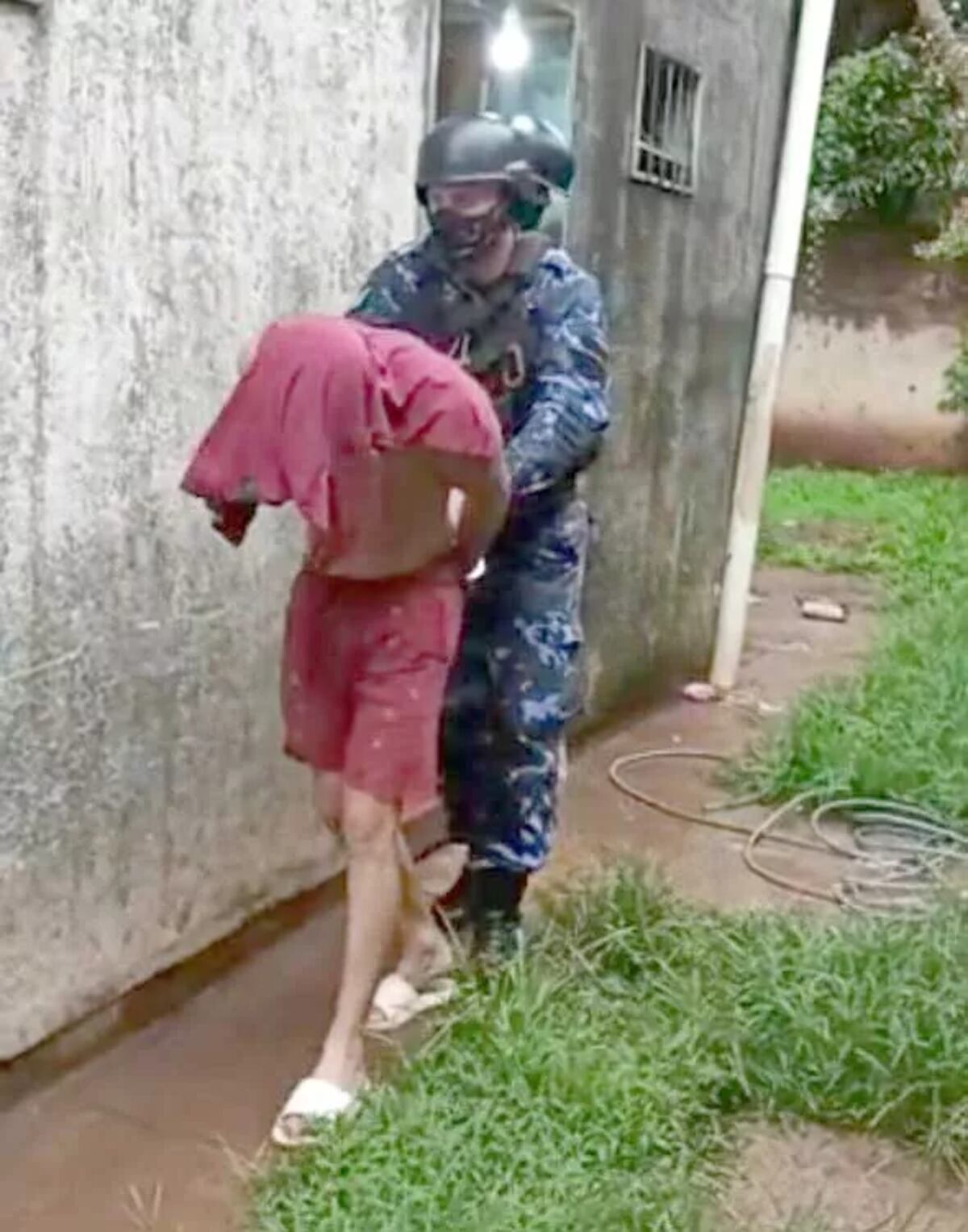 Detenido se cosió la boca a modo de protesta