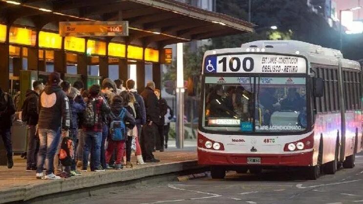 Según lo precisado este jueves, el Gobierno Nacional evalúa incrementar los colectivos en el AMBA en un 40%.