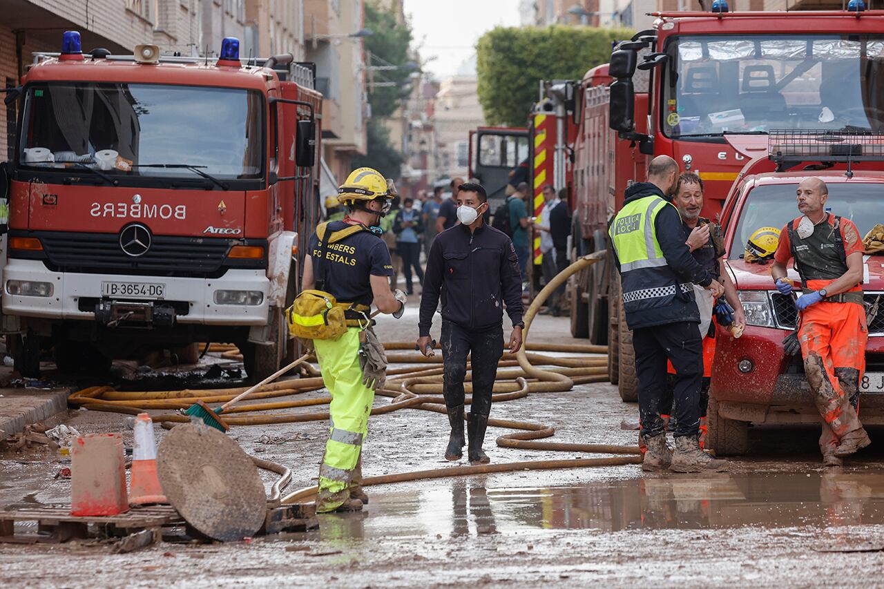 Un grupo de Bomberos trabaja en labores de limpieza en el municipio valenciano de Sedaví. Foto: EFE