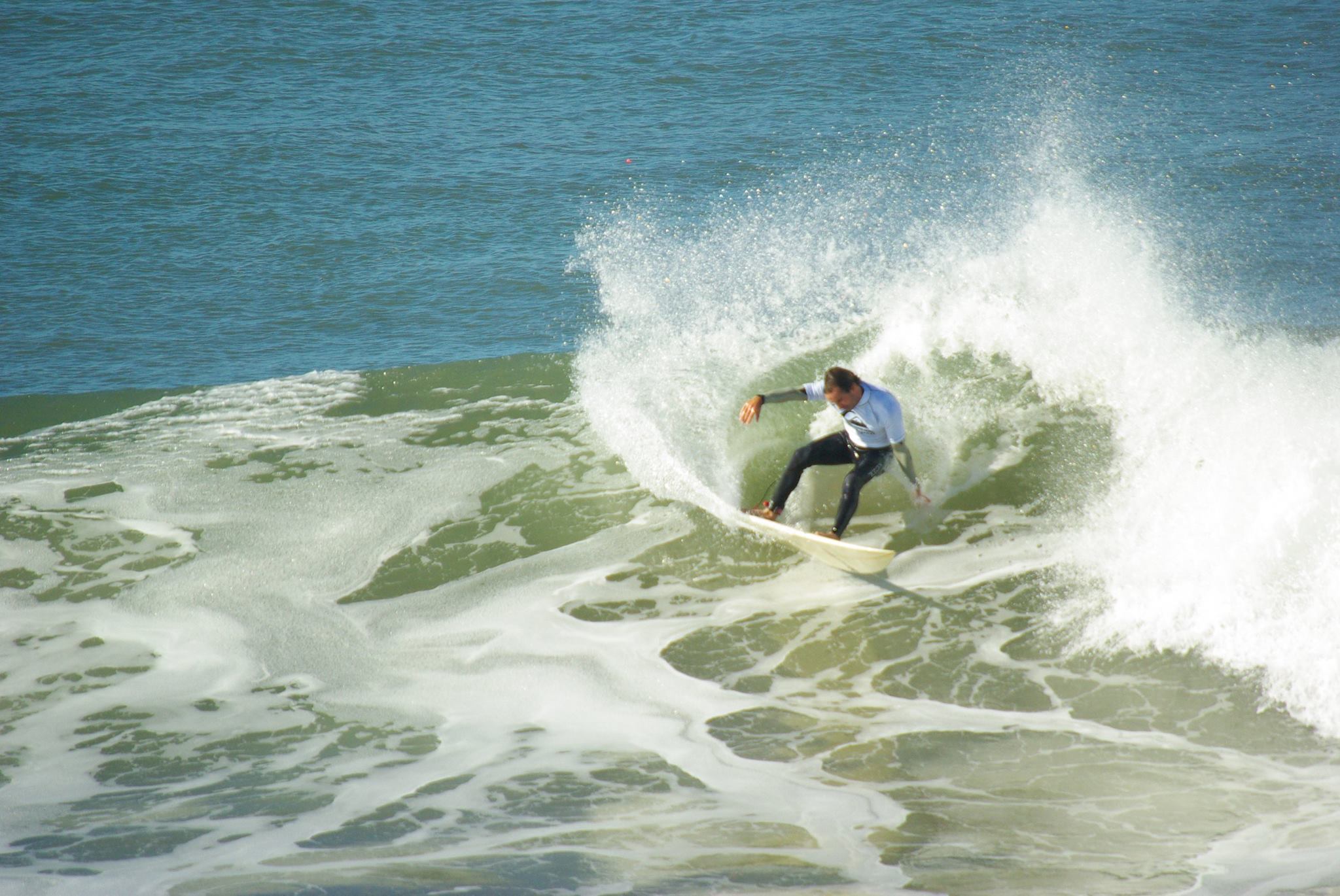 El reconocido guardavidas murió este jueves mientras surfeaba en México