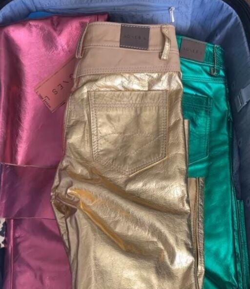 Mery llevó en la valija sus joyitas galácticas: tres pantalones metalizados en colores distintos.