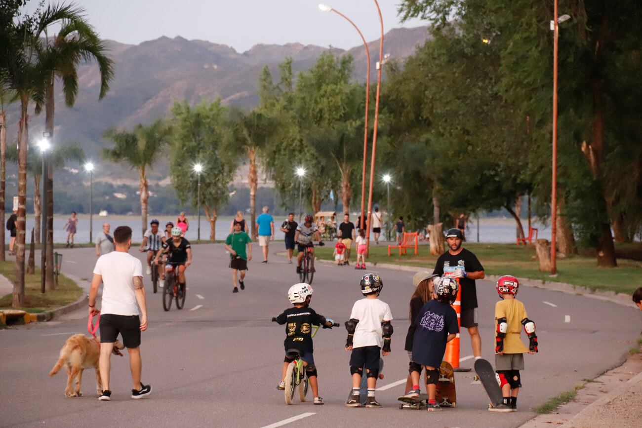 Villa Carlos Paz, temporada turística, mucha gente en el centro y en la Costanera sobre el lago San Roque. 
(La Voz)