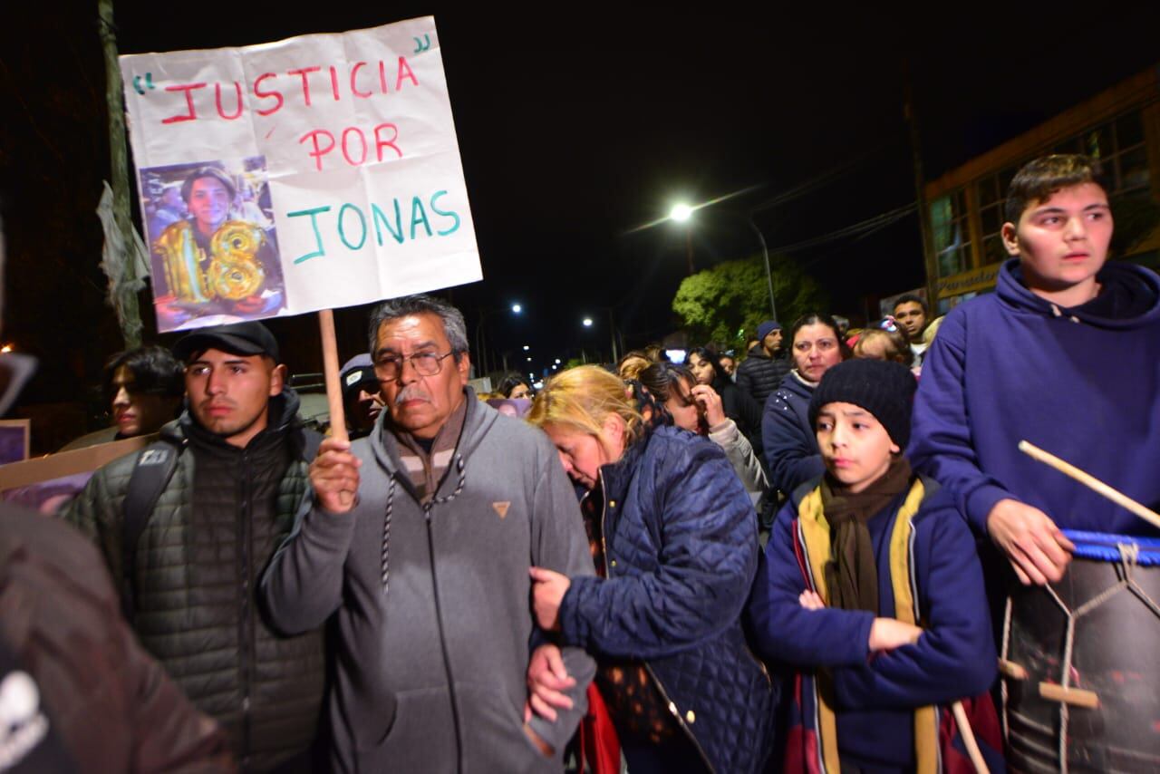 Familiares y vecinos de Jonás Zamudio, baleado por motochoros, protestaron en Ituzaingó Anexo en Córdoba. (Javier Ferreyra)