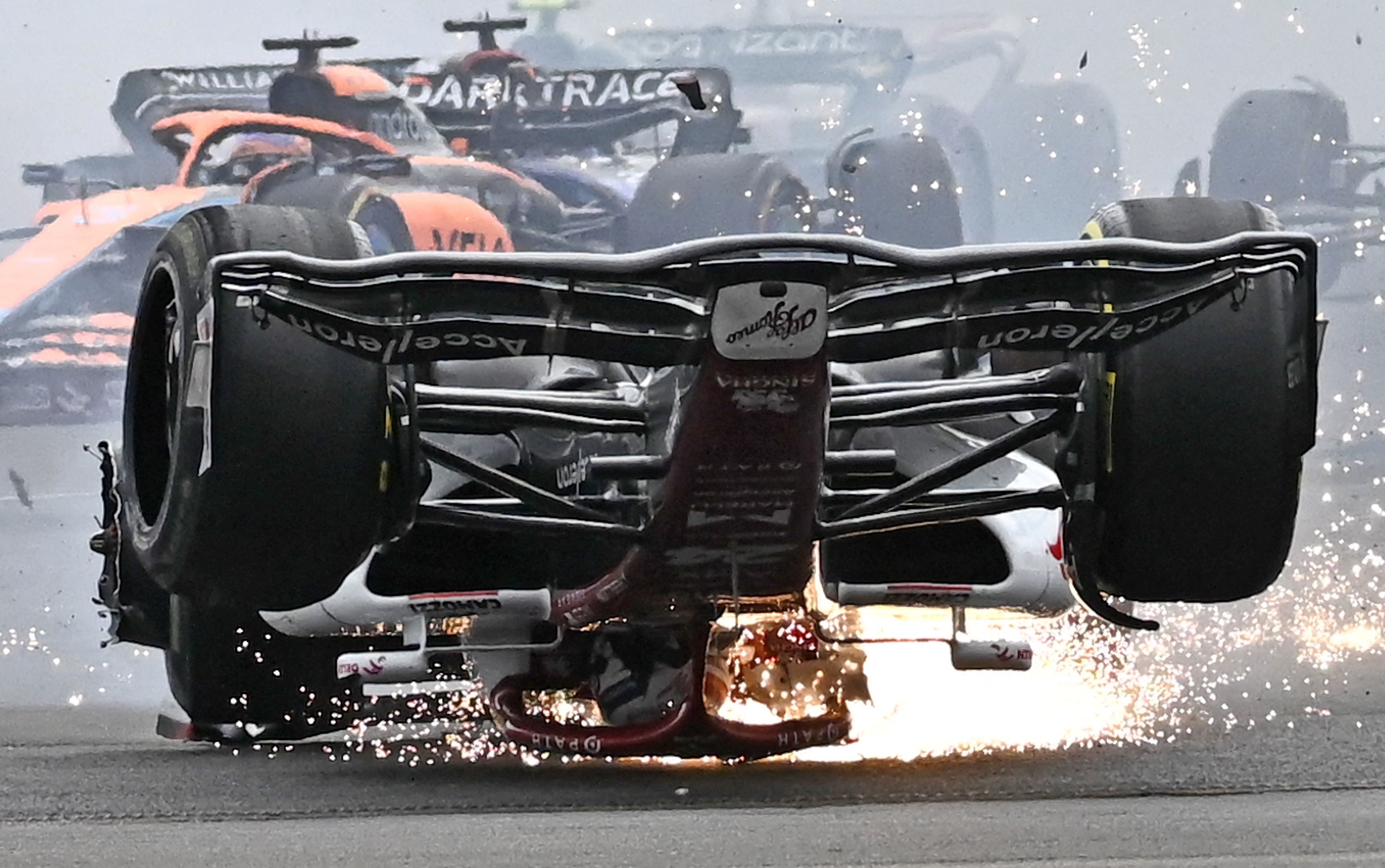 El Alfa Romeo del piloto chino Zhou Guanyu, durante el dramático inicio del Gran Premio de Gran Bretaña de F1 en Silverstone.