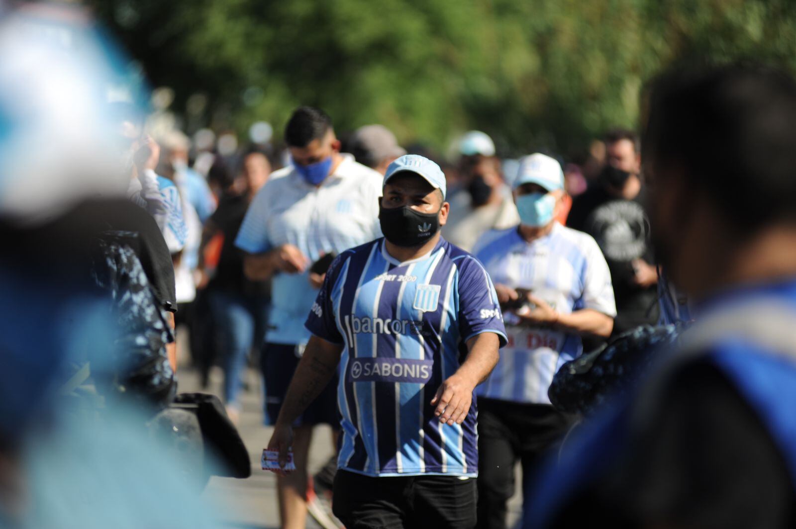 La hinchada de Racing en la cancha de Arsenal para ver la final ante Madryn.