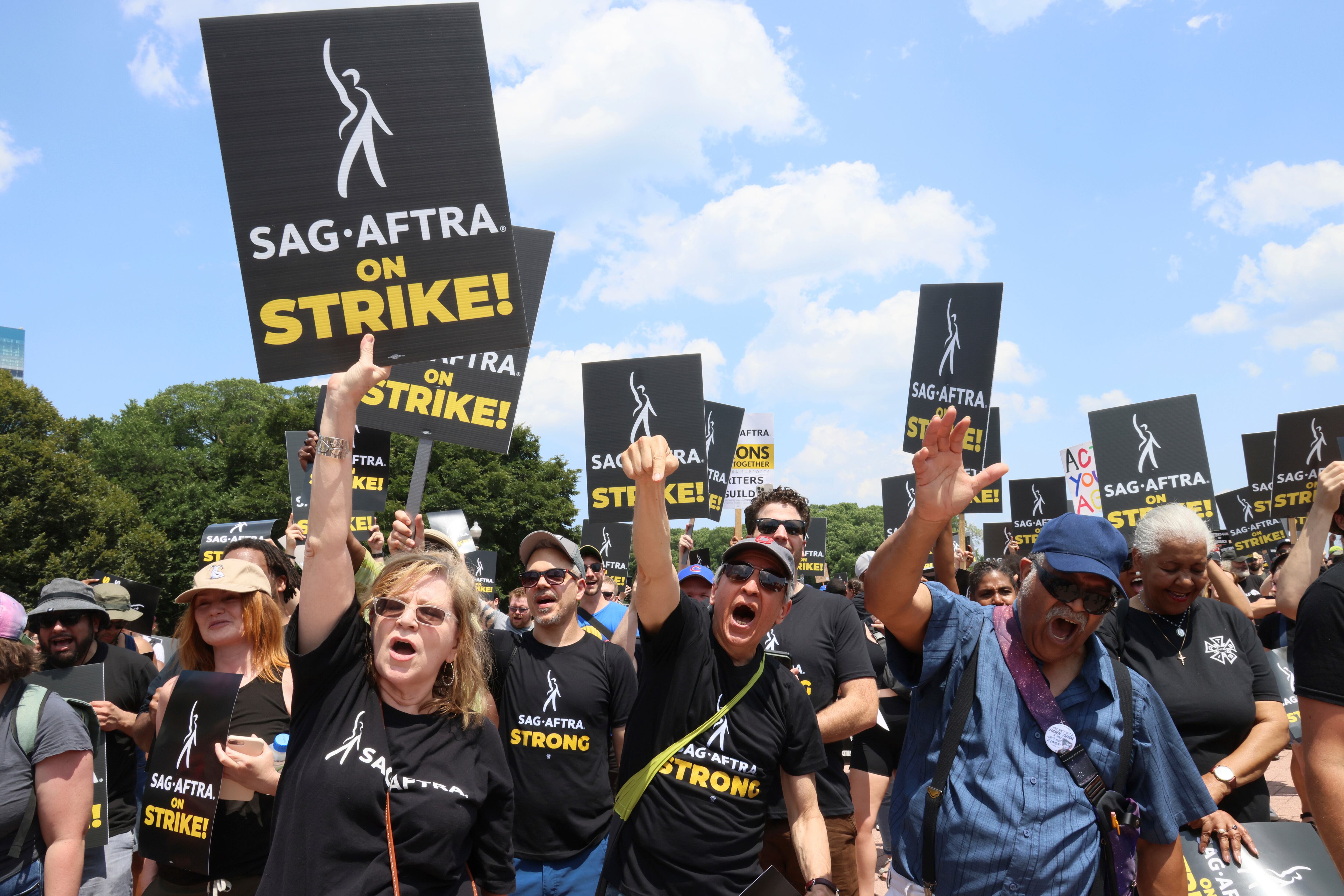 Guionistas y actores en huelga sostienen letreros durante una protesta en Chicago, el jueves 20 de julio de 2023. (AP Foto/Teresa Crawford)