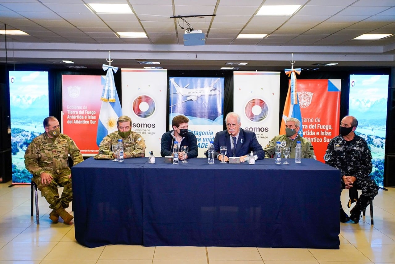 Autoridades políticas y militares de alto rango se reunieron en la visita del MIndef a Tierra del Fuego. Hicieron grandes anuncios.