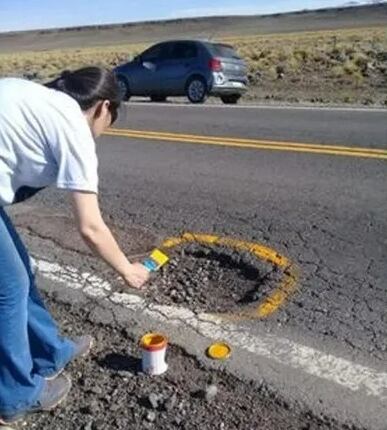 Dos neuquinas compraron pintura y durante horas marcaron los baches que hay en la ruta 40.