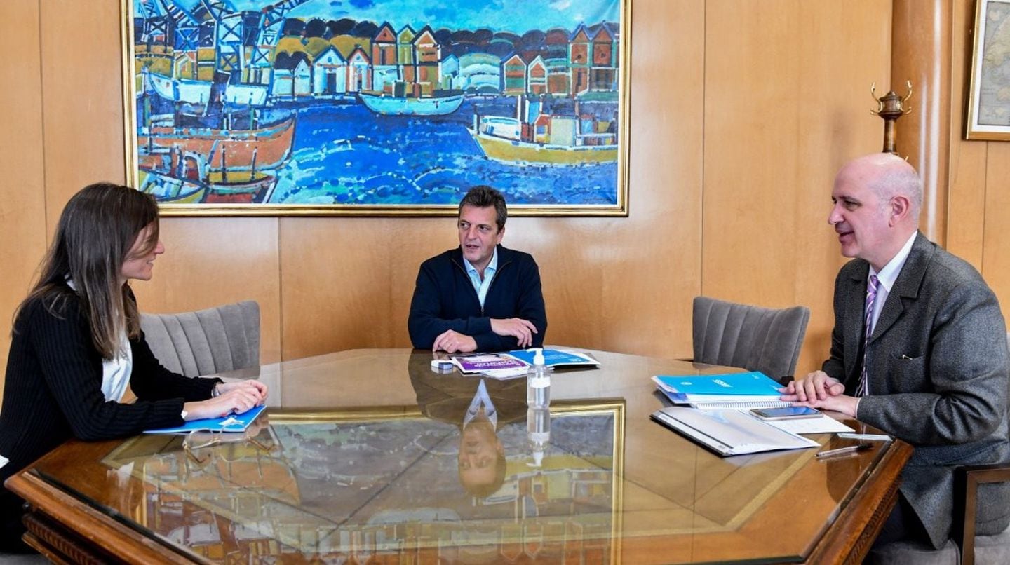 El ministro de Economía, Sergio Massa, la titular de la ANSES, Fernanda Raverta y el secretario de Hacienda, Raúl Rigo, repasaron los detalles de los anuncios a los jubilados. Foto: Ministerio de Economía.