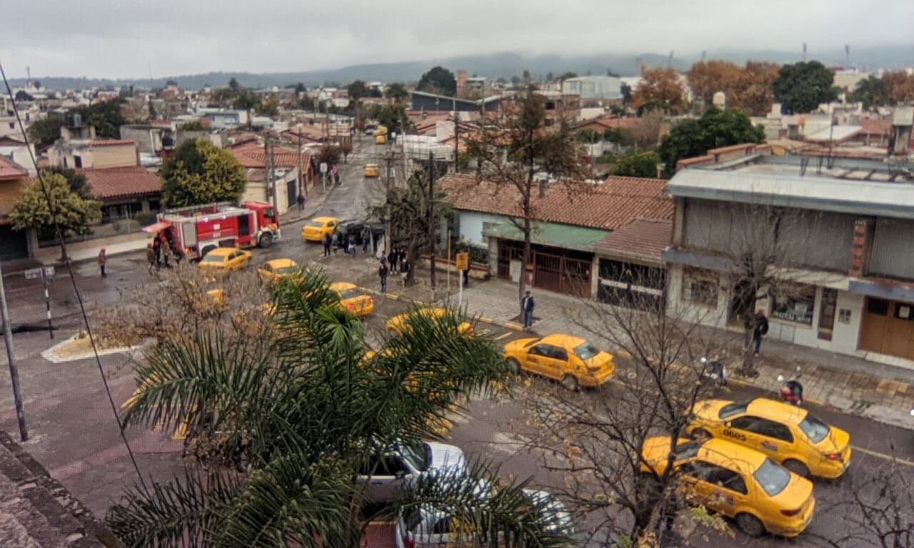 Los bomberos acudieron a la esquina de 9 de Julio y Comandante Espora para apagar el fuego del piquete encendido por los taxistas, en su protesta de este jueves.