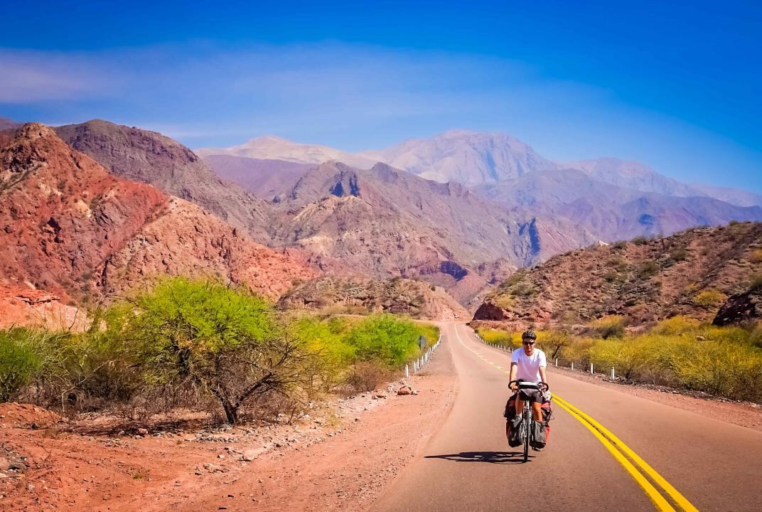 La vacía y colorida ruta a Cafayate, en la parte más remota del noroeste argentino. (123RF)