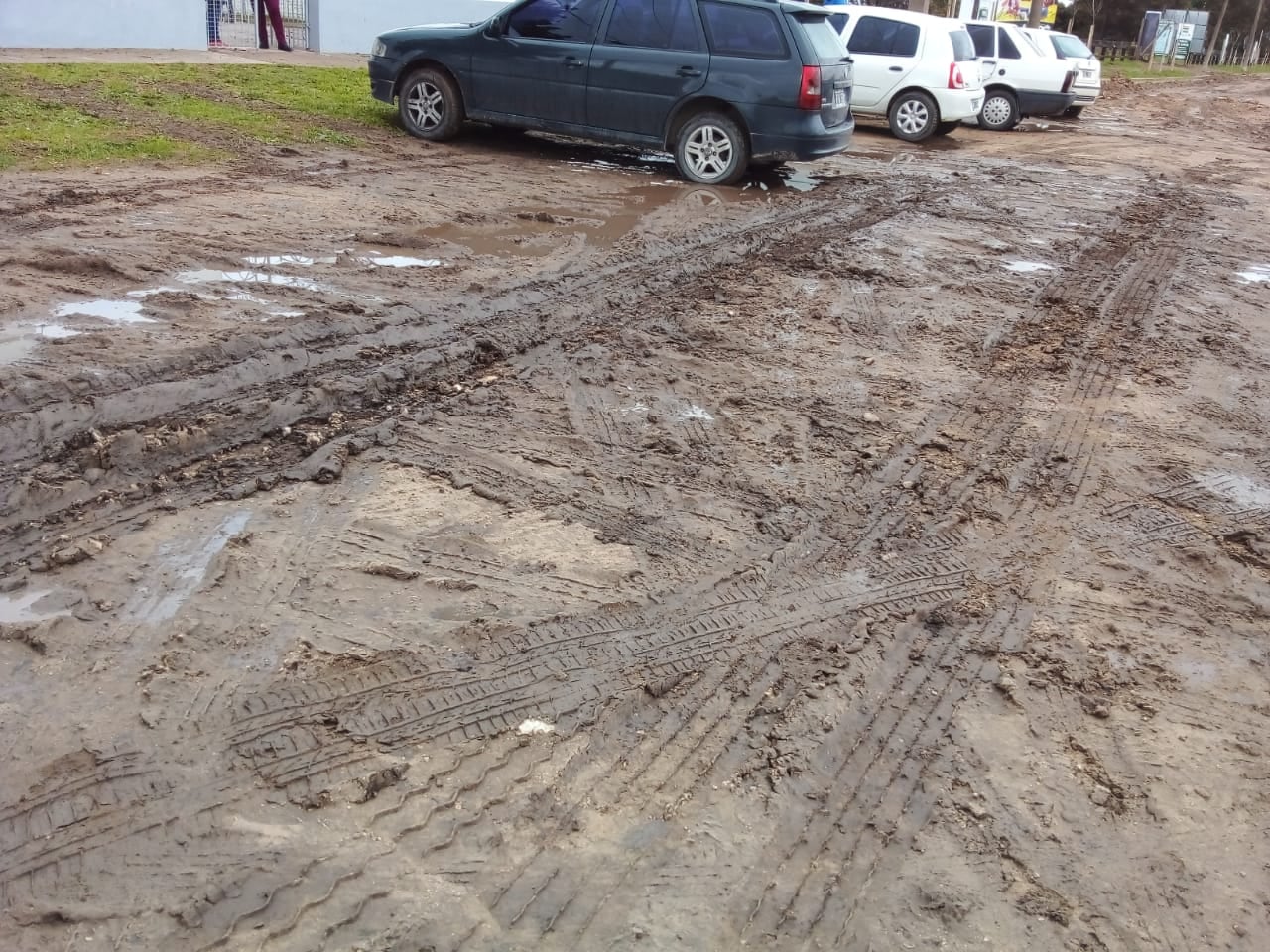 Frente al Jardín de Infantes de la Escuela Nº 18, se rompió la calle para abastecer de agua y cloacas, a un nuevo predio que fue loteado, luego de los trabajos, la calle nunca se arregló.