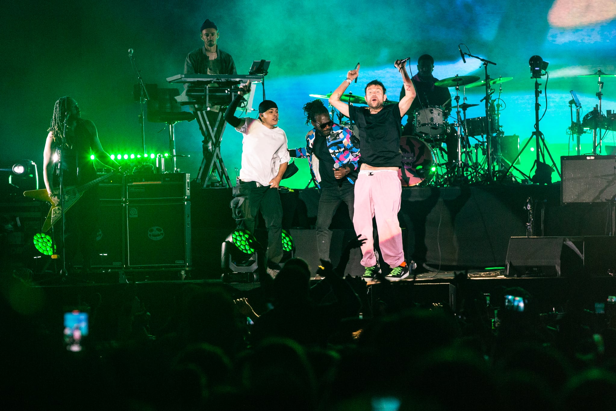 Trueno y Damon Albarn, cómplices durante el show de Gorillaz en el Quilmes Rock. (Gentileza Rodrigo Alonso)