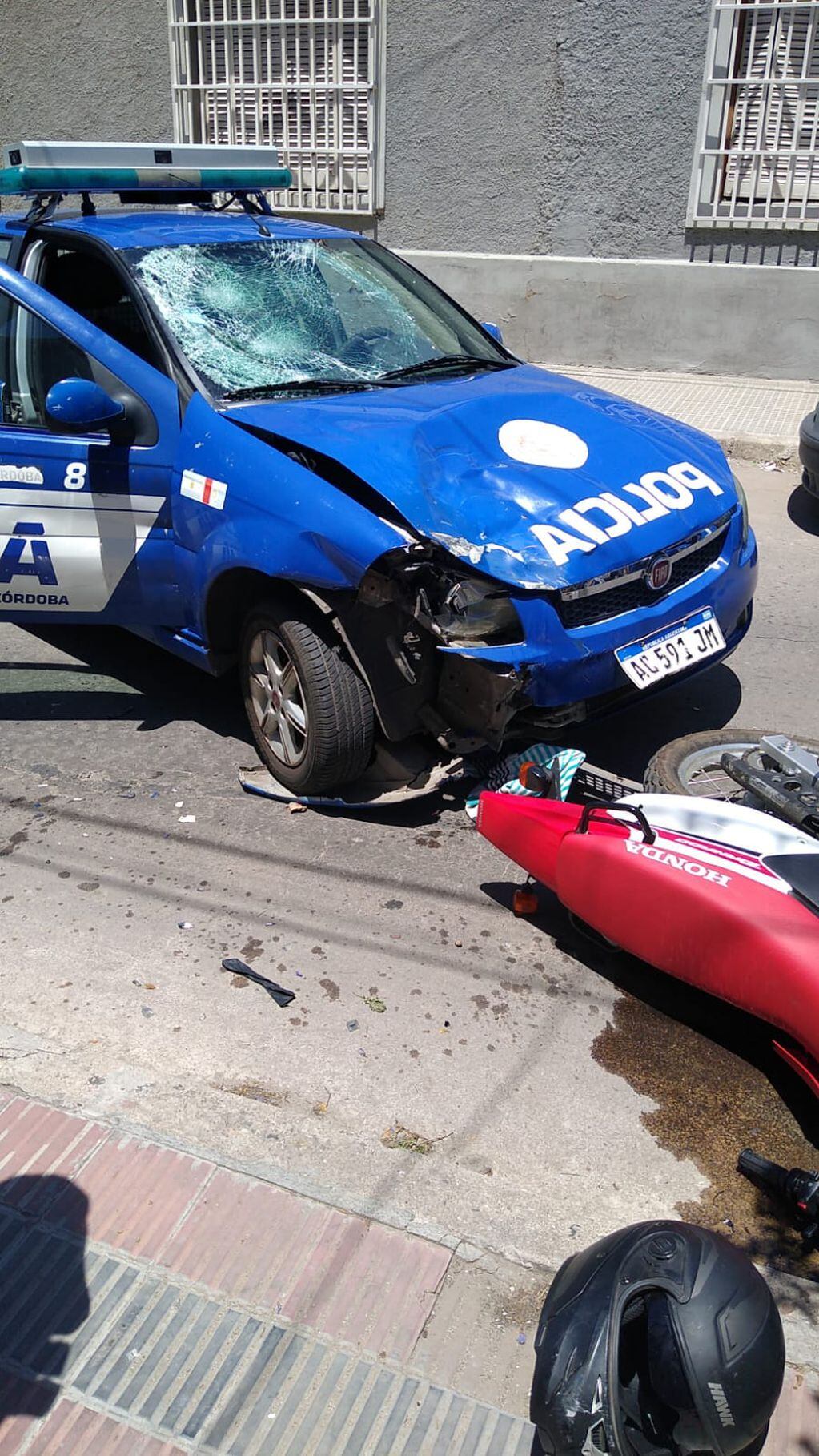 Los delincuentes chocaron contra un móvil en barrio Alberdi.