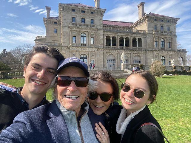 Michael Douglas y Catherine Zeta Jones con Carys y Dylan. (Instagram @michaelkirkdouglas)