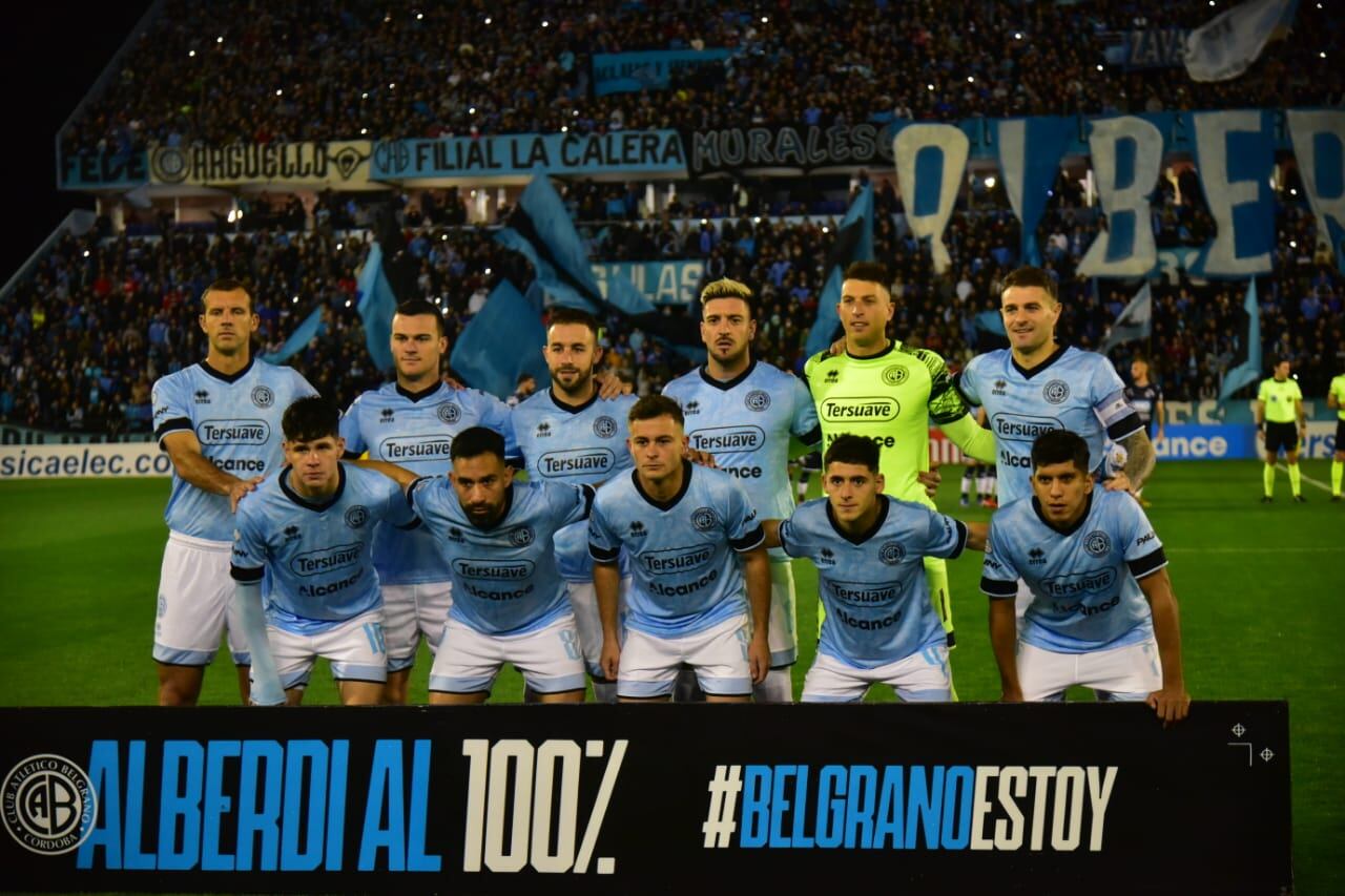 El plantel de Belgrano, en otra imponente noche en el Gigante de Alberdi. (Facundo Luque / La Voz)