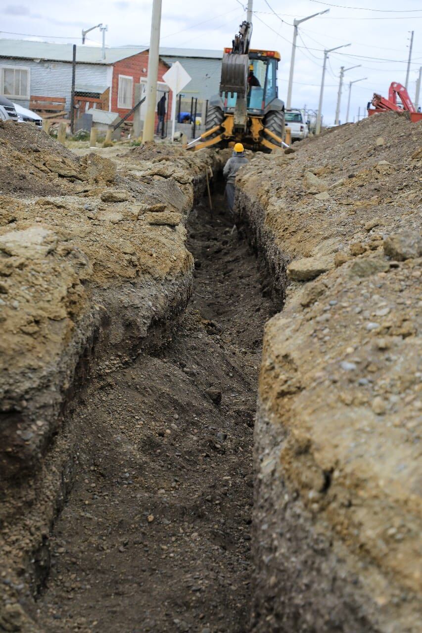 El Intendente Martín Pérez recorrió los trabajos de redes de agua que se están llevando a cabo en el barrio Provincias Unidas.