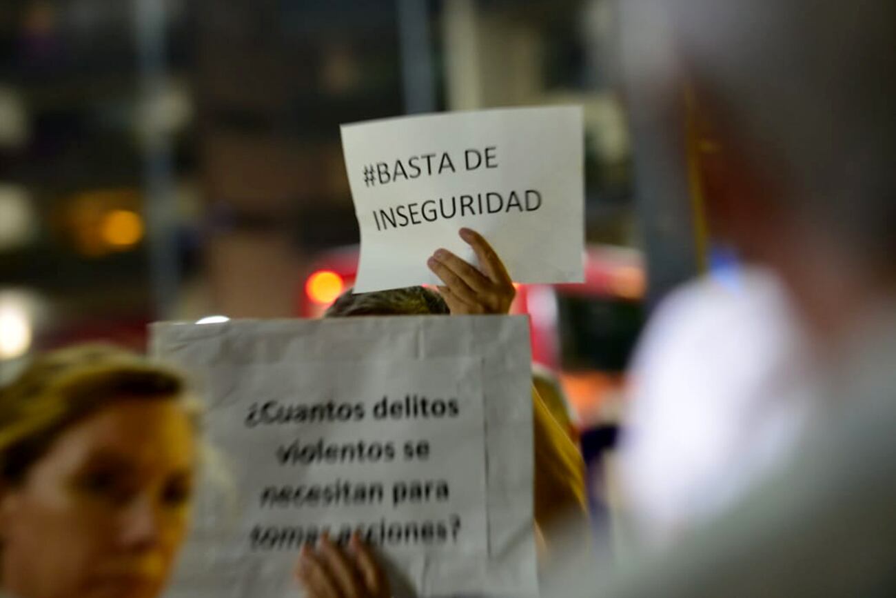 Cansados de los robos, vecinas y vecinos salieron a protestar en Nueva Córdoba. (Javier Ferreyra / La Voz)