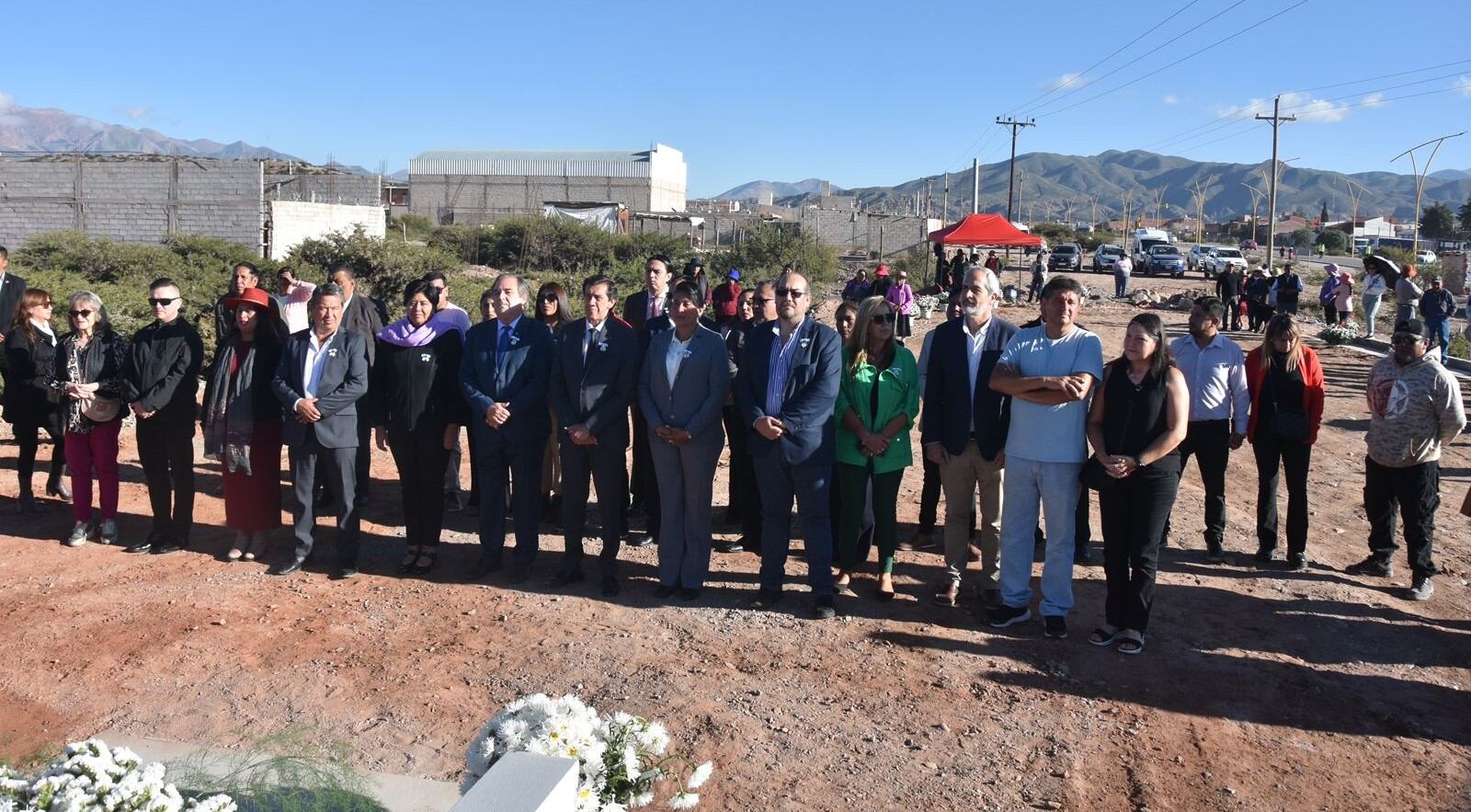 En el acceso sur de la ciudad de Humahuaca, en el barrio Santa Cecilia, se realizó el acto protocolar para dejar inaugurada la primera etapa de la plaza "Virgen de la Candelaria".