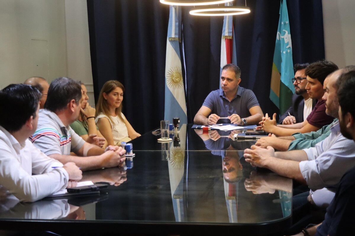 Mauricio Davico firmó un convenio de colaboración con las escuelas técnicas