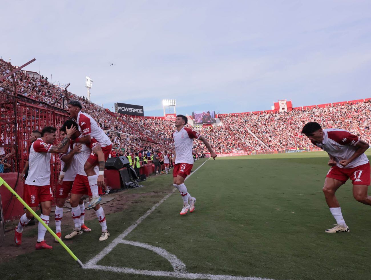 Huracán se mide ante San Lorenzo, en el Tomás A. Ducó, por el encuentro interzonal de la fecha siete en el Torneo Apertura. (Fotobaires)