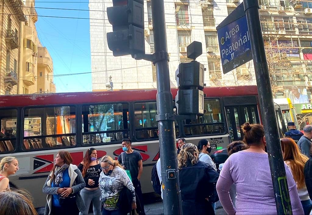 Un colectivo embistió a un hombre en la esquina de General Paz y 9 de julio.