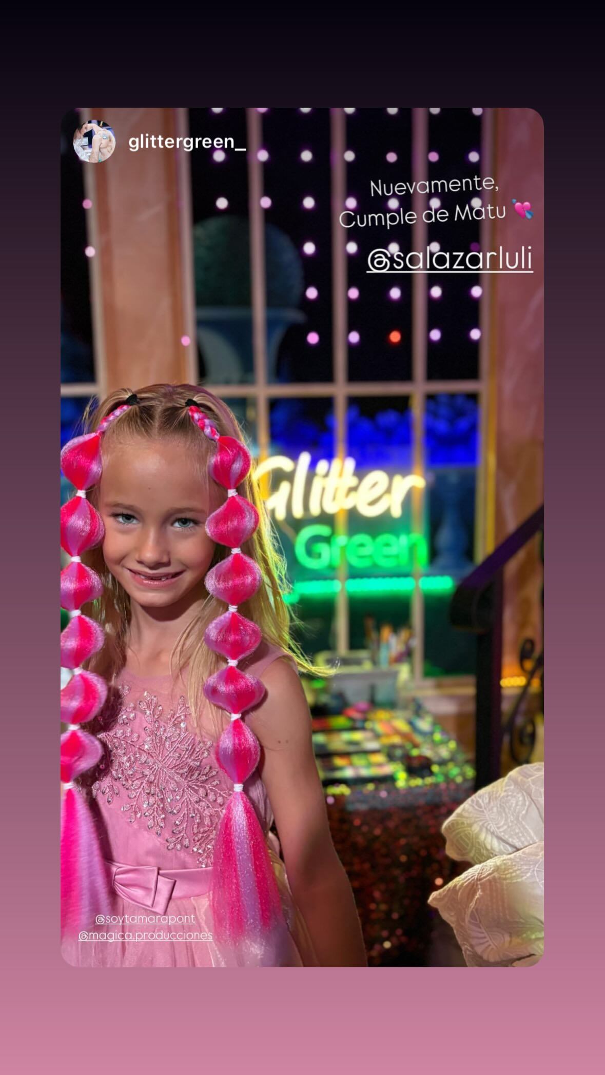 Matilda tuvo un stand de glitter en su cumpleaños.
