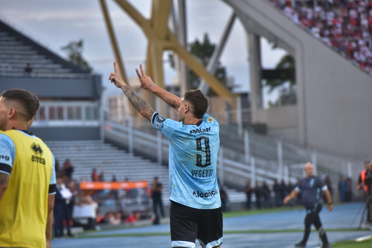 Pablo Vegetti festeja el 1-0 de Belgrano ante River en el estadio Mario Alberto Kempes por la segunda fecha de la Liga Profesional