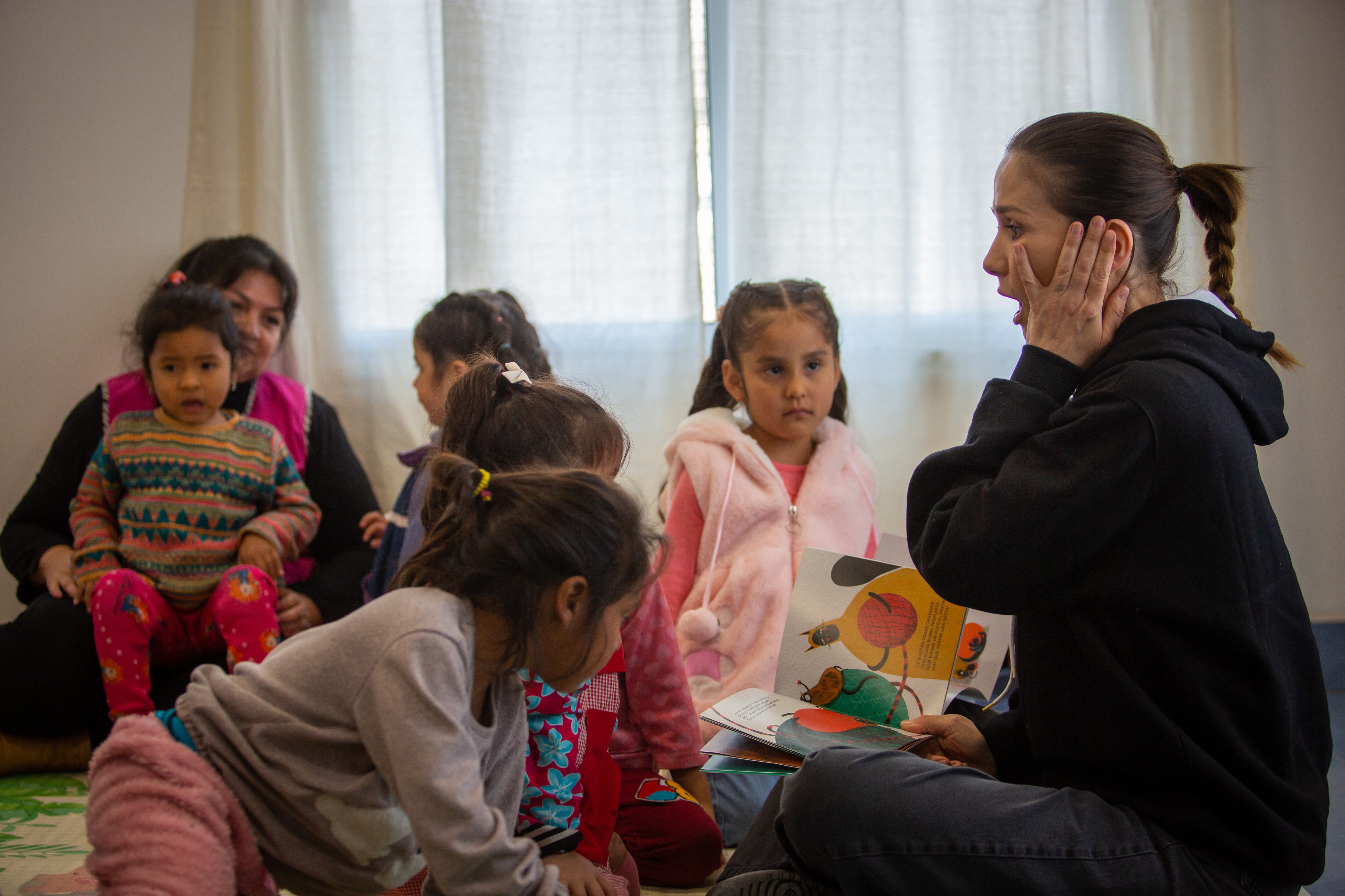 Junto a las niñas y los niños, Natalia leyó “La Familia Michini", un libro que ayuda a detectar y prevenir la violencia en la crianza.