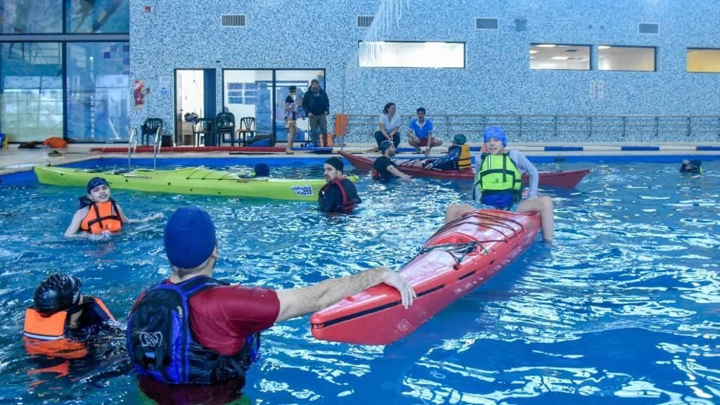 Instructores y alumnos durante las prácticas