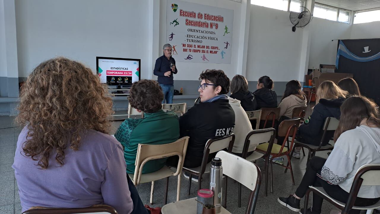 El director de Turismo de Tres Arroyos con estudiantes de la materia de la ES9