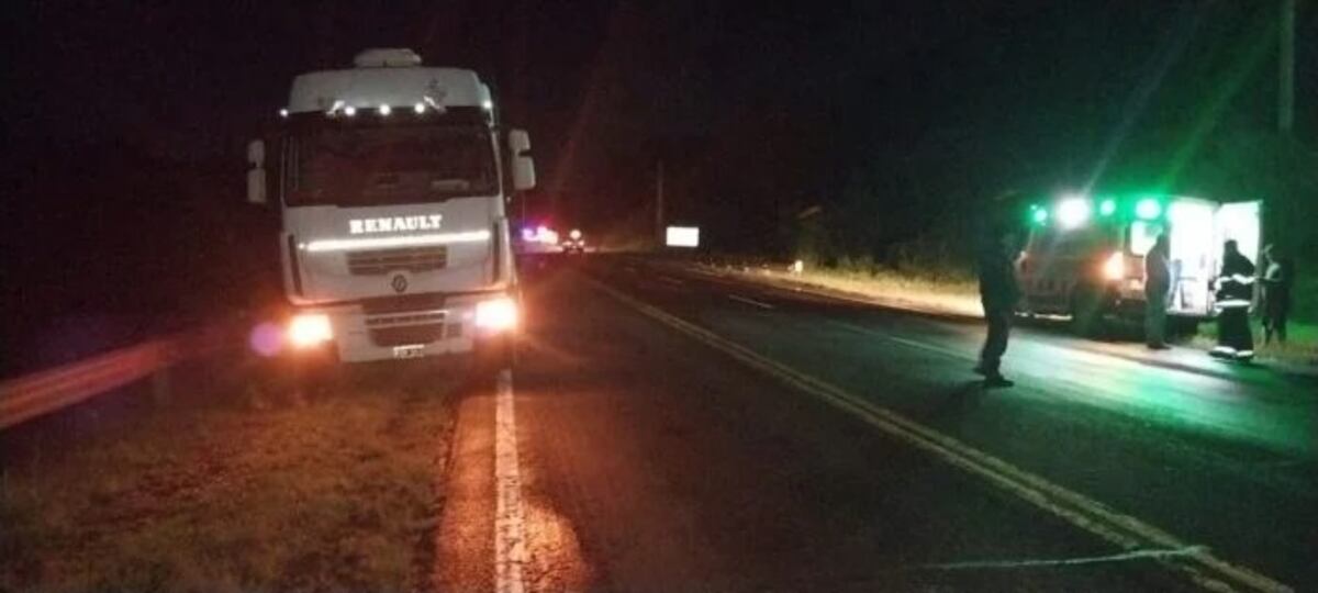 Sinistro fatal en Puerto Leoni: camión atropelló y mató a un ciclista sobre la ruta 12