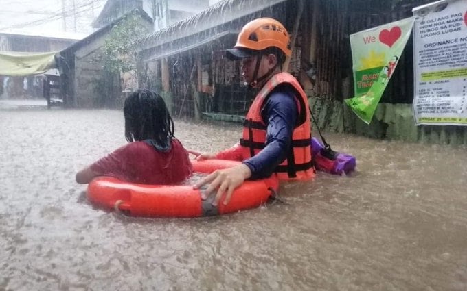 Bomberos, policía, militares y guardas costeros asisten a las víctimas del tifón Rai.