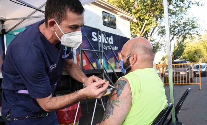 Quienes deseen podrán vacunarse contra el coronavirus de 20 a 23 horas presentando el DNI y carnet de vacunación. 