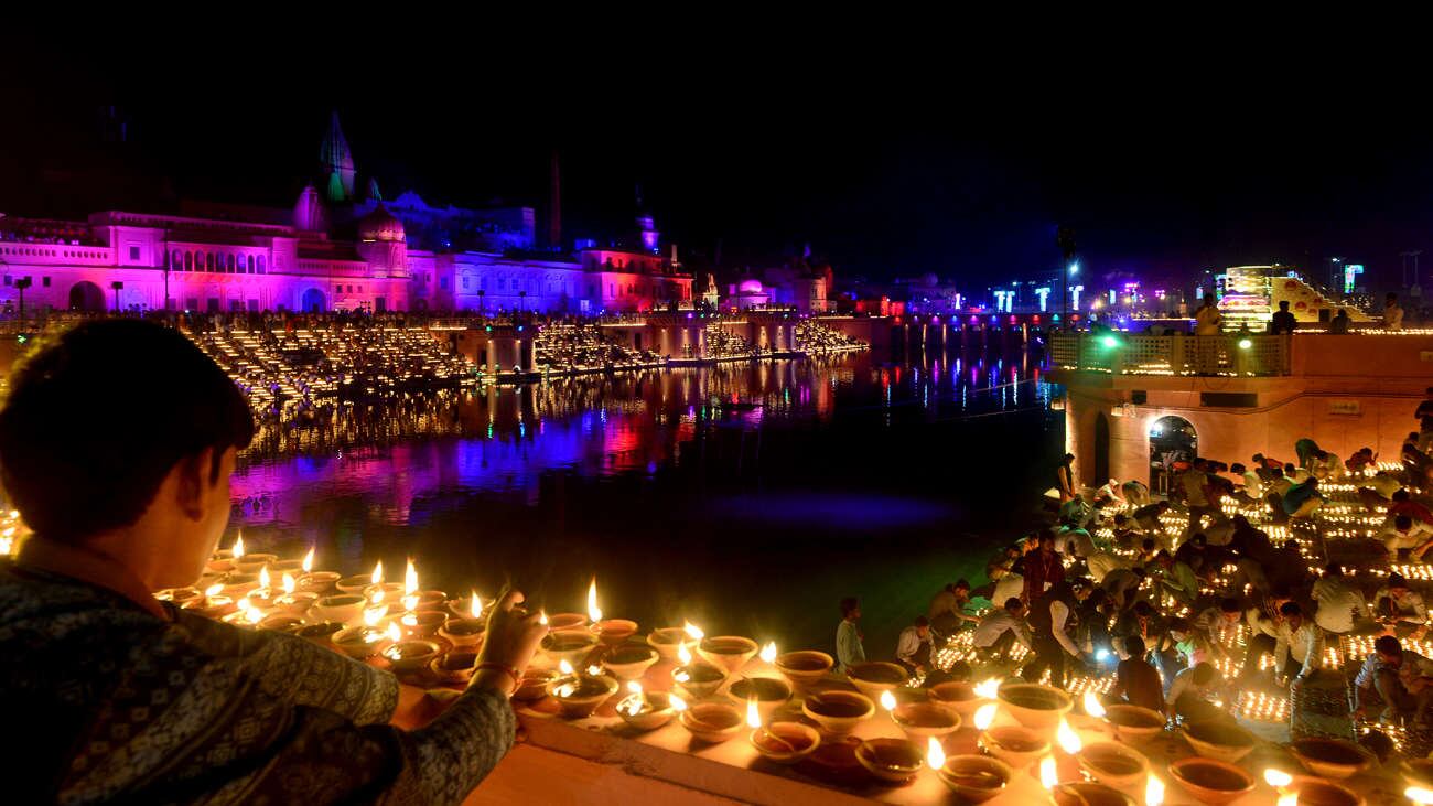 La India, cubierta de luces, celebrando el Diwali