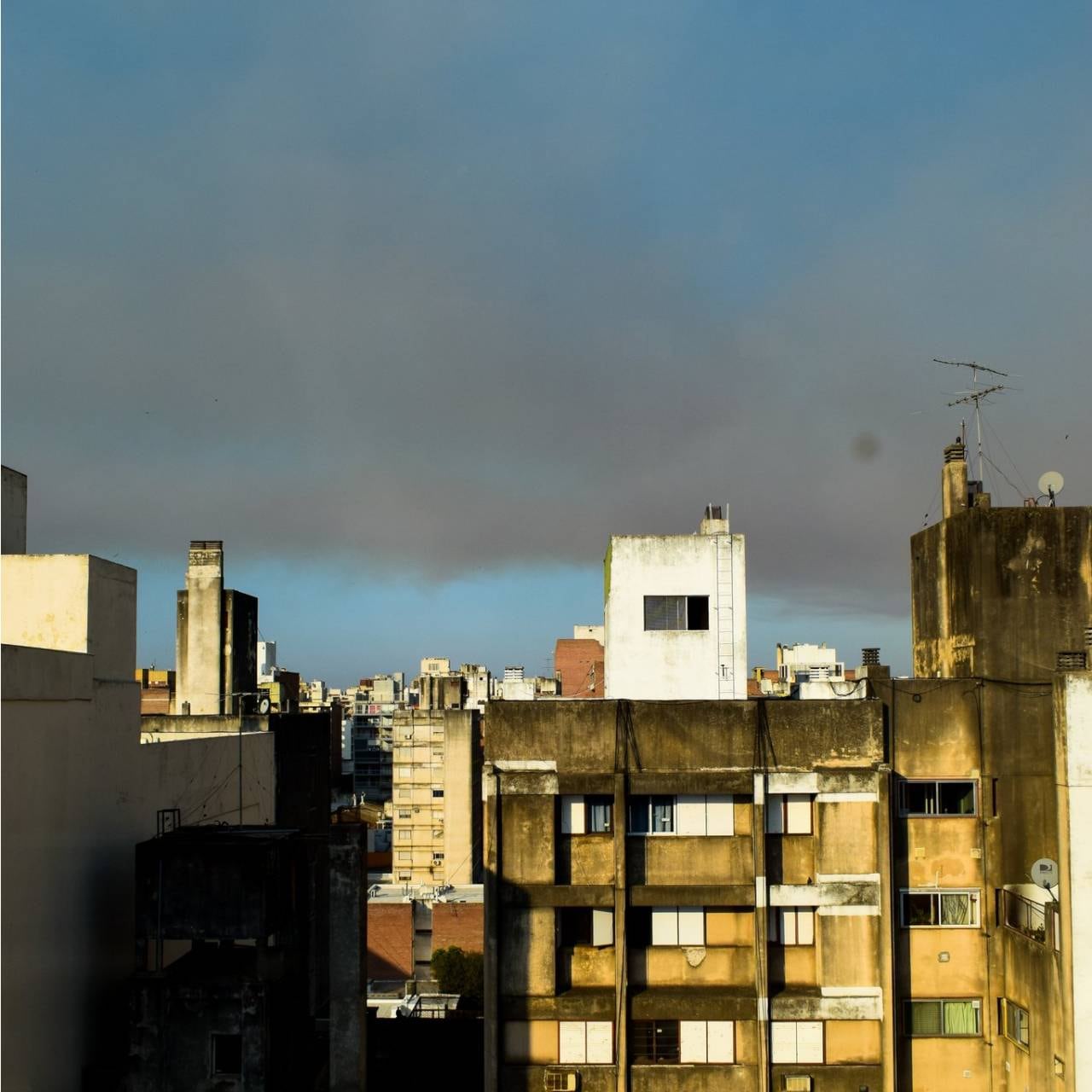 El cielo se oscureció a pesar del sol debido a la llegada del humo.