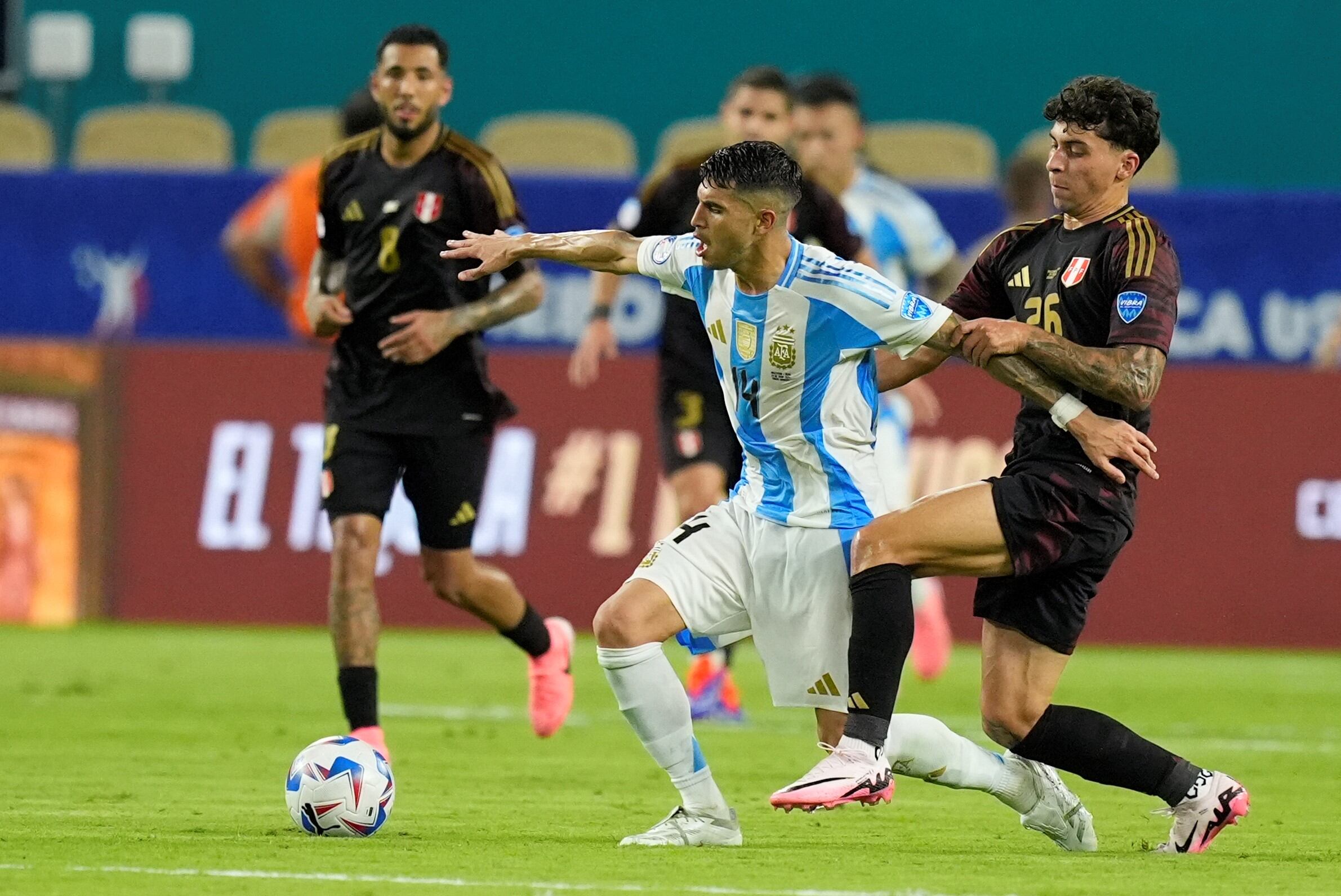 Exequiel Palacios, volante de la selección argentina, en el partido ante Perú. (AP)