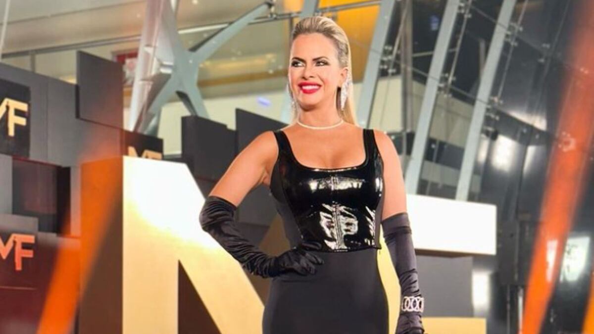 Con un look total red y lleno de aberturas, Alejandra Maglietti conquistó a sus seguidores en Instagram
