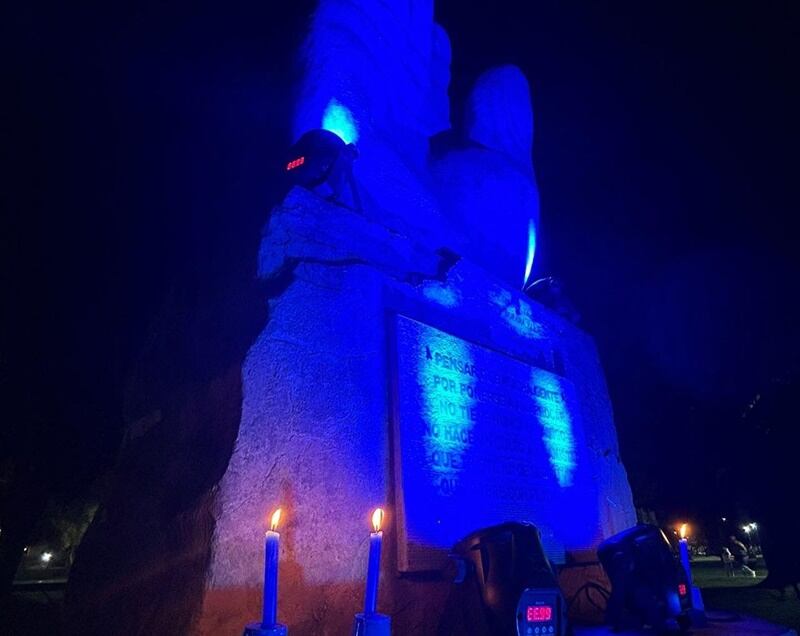 En el Día Internacional de la lengua de Señas iluminaron de azul el Monumento al Amigo