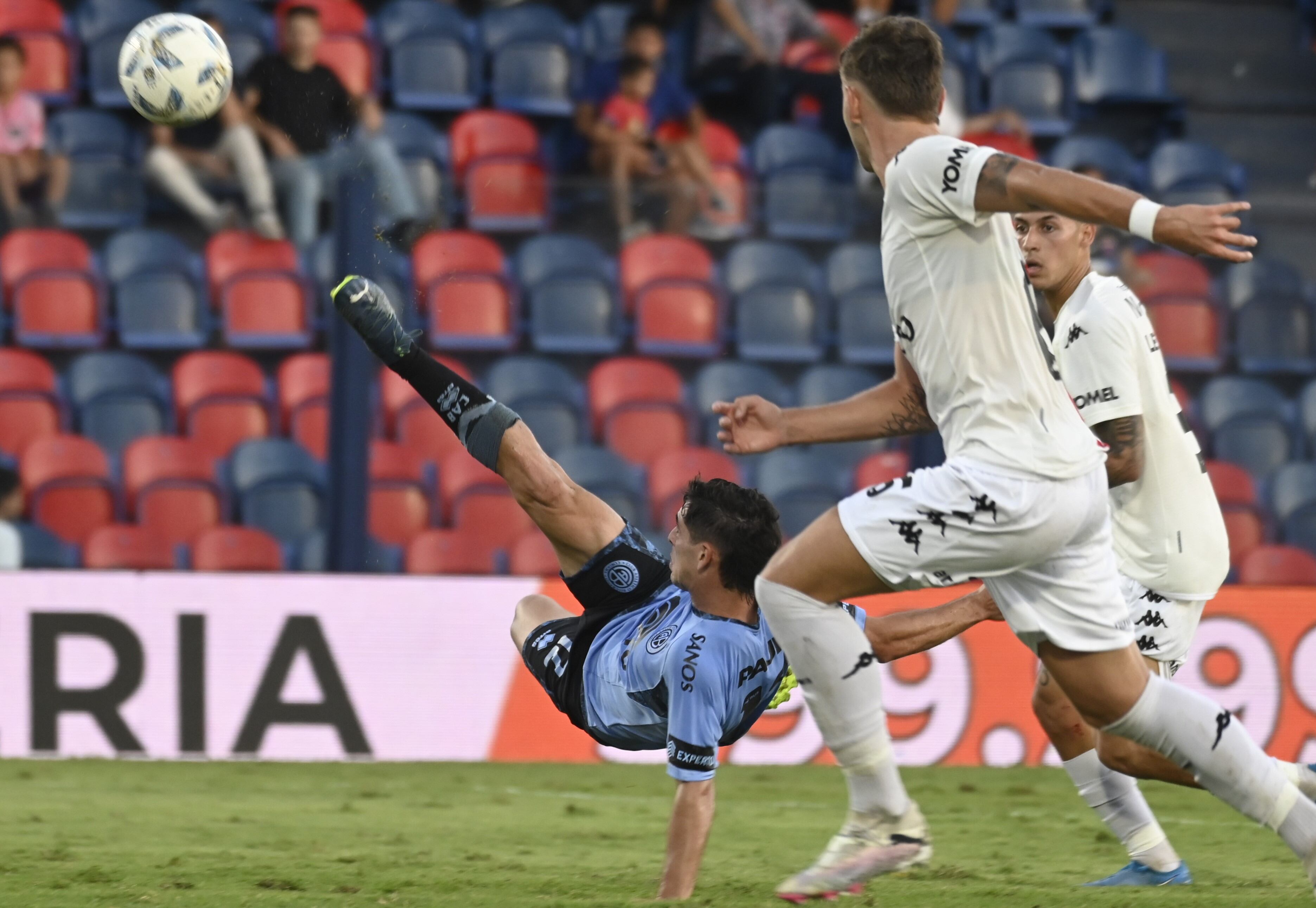 Ulises Sánchez y su mágica definición ante Tigre, en el inicio del ciclo Real en Belgrano. (Fotobaires)