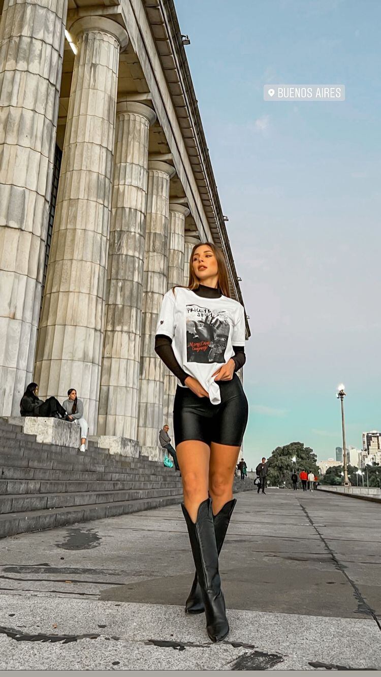 Romina Malaspina se mostró desde las escalinatas de la facultad de Derecho.