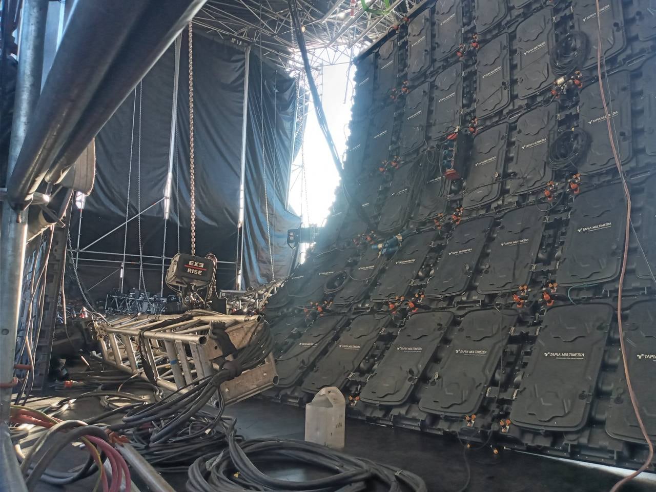 El montaje de pantallas y luces se deshizo un día antes del recital.