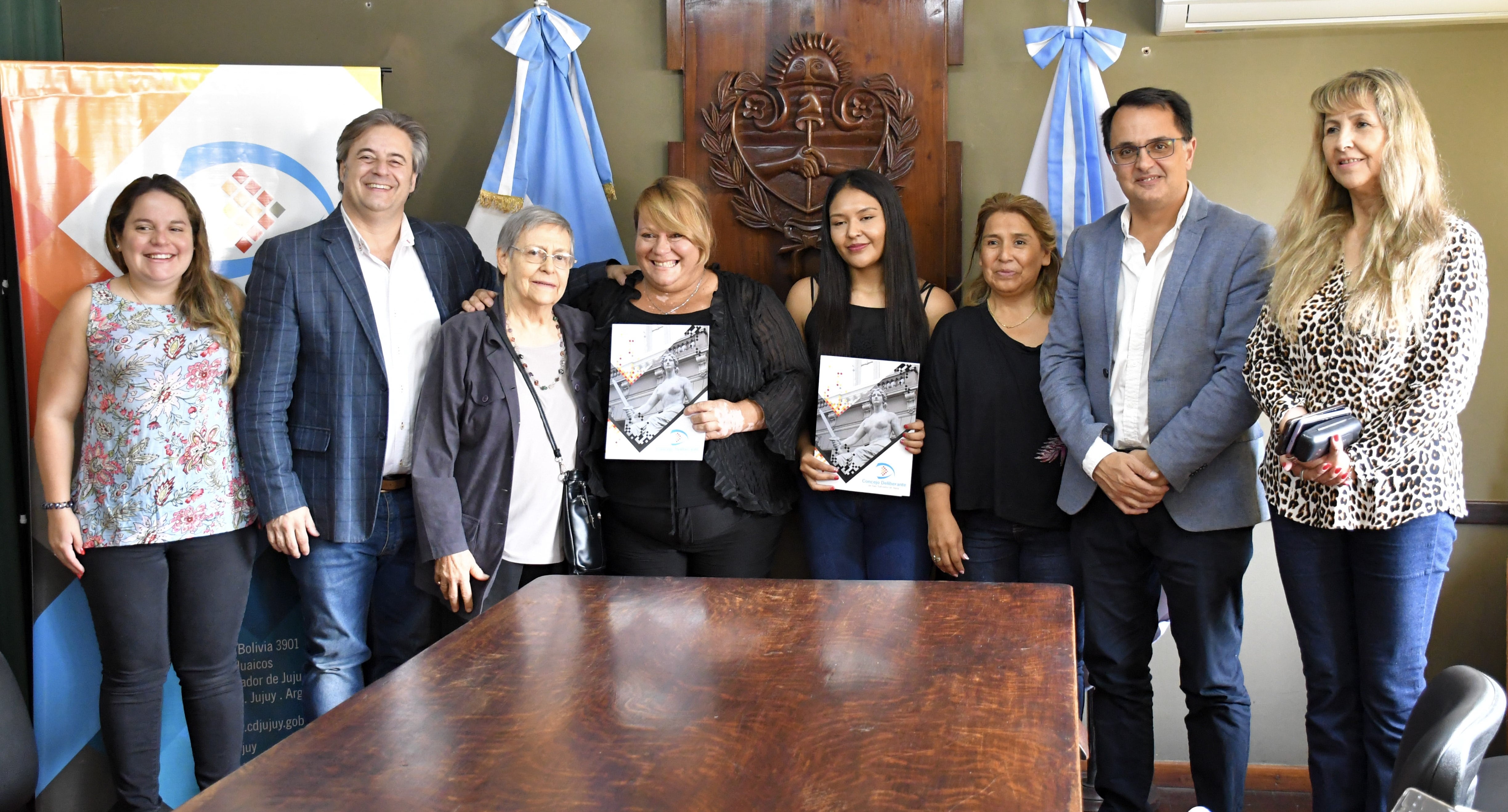 Los concejales capitalinos Melisa Silva, Gastón Millón, María Galán, Lisandro Aguiar y Blanca Ontiveros, junto a Gabriela Baduzzi (al centro) acompañada por colaboradoras. La proteccionista fue reconocida por sus 20 años rescatando animales callejeros o abandonados.