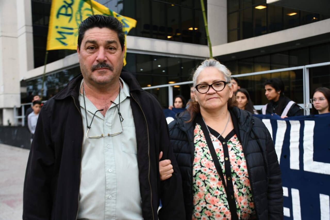 María y Edgardo Orellano asistieron a la primera audiencia del debate sobre la denuncia del asesinato de su hijo.