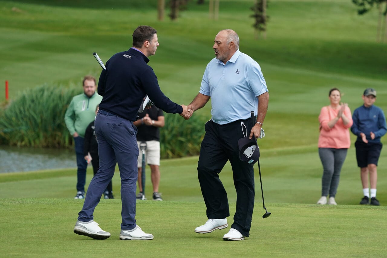 Ángel Cabrera ganó un título después de 10 años. Lo hizo el Legends Tour de Europa. Aquí recibe el premio de Paul Lawrie. (Prensa Paul Lawrie Tournament)