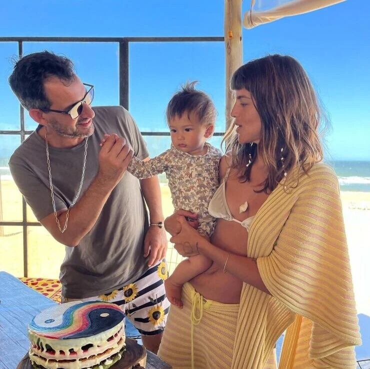 Tao cumplió un año de vida y se lo festejaron en la playa con una torta fabulosa.